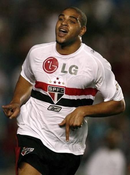 Adriano gioca (e bene ma per pochi mesi nel 2008) anche nel San Paolo. Epa